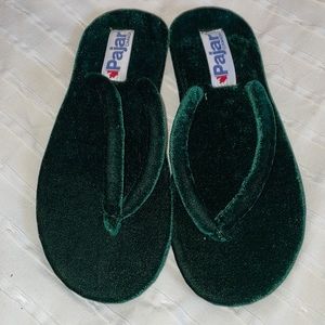 Pajar | NWOT green velvet flip flops | Size 7